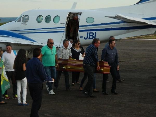 Corpo do ex-jogador Leonardo é sepultado no Piauí.(Imagem:Riachãonet)