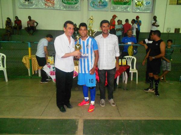 Prefeito Gilberto Júnior é homenageado na final da Taça Cidade de Floriano.(Imagem:Secom)