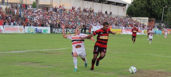 Apesar da marcação da zaga do Flamengo-PI, Thiago Marabá criou oportunidades e foi o destaque do River-PI no clássico deste domingo no Lindolfo Monteiro.(Imagem: Renan Morais/GLOBOESPORTE.COM)