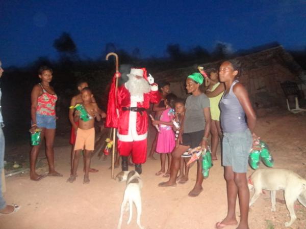 Papai Noel entrega brinquedos e cestas básicas em Floriano. (Imagem:FlorianoNews)