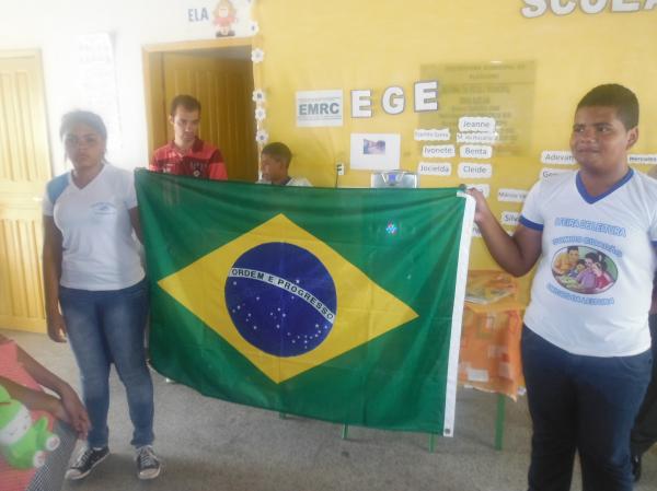 Solenidade comemorou o Dia da Bandeira na E. M. Dona Aleluia.(Imagem:FlorianoNews)