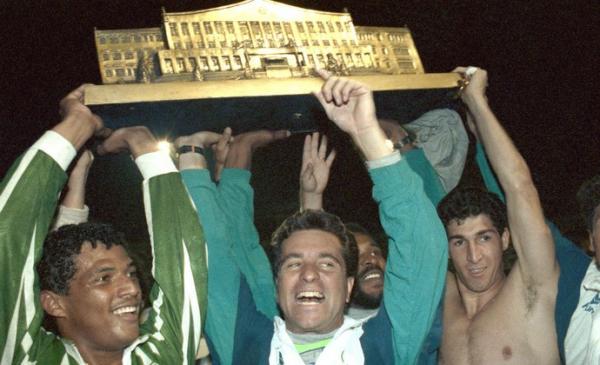 Tonhão ergue a taça do Campeonato Paulista de 1993.(Imagem:Vidal Cavalcante / Agência Estado)