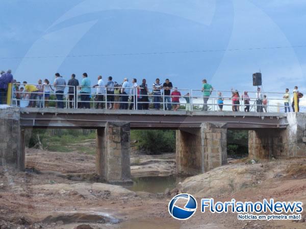 Gustavo Neiva participa da inauguração da ponte no bairro Taboca.(Imagem:FlorianoNews)