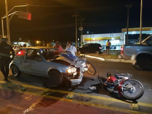 Homem é sacado e namorada arremessada sobre capô de carro em acidente.(Imagem:Cidadeverde.com)