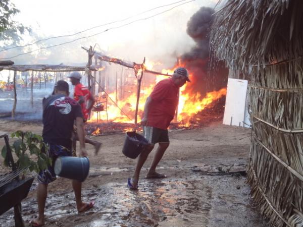 Incêndio destrói barracas na prainha em Barão de Grajaú.(Imagem:FlorianoNews)