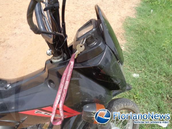 Polícia Militar encontra moto abandonada no meio do mato em Floriano.(Imagem:FlorianoNews)