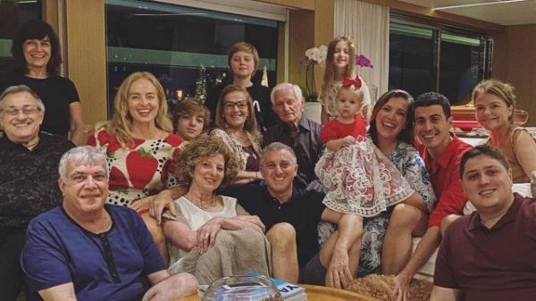 Angélica mostra Natal com pais dela e de Luciano Huck, e toda a família(Imagem:Reprodução/Instagram)