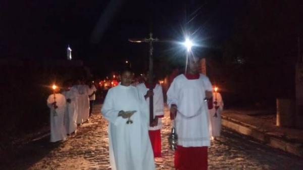 Fieis participam de procissão no encerramento dos festejos de Nossa Senhora do Desterro.(Imagem:FlorianoNews)