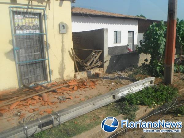 Caminhão bate em fiação elétrica e derruba postes em Floriano.(Imagem:FlorianoNews)