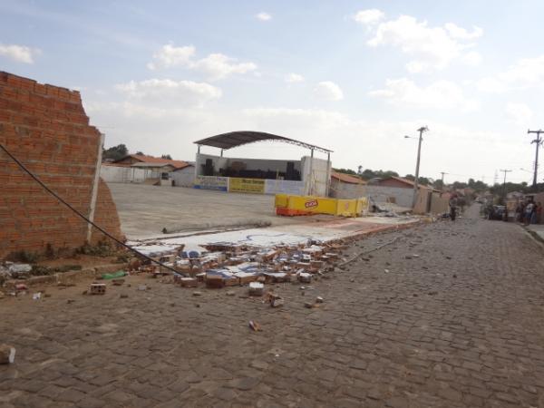 Desabou parte do muro do Pálace Eventos em Floriano.(Imagem:FlorianoNews)