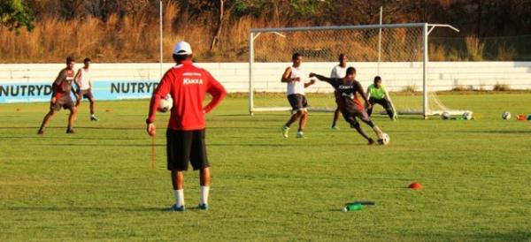 Flávio Araújo deve manter formação defensiva, mas pode mudar meio com retorno de Rogério.(Imagem:André Leal)