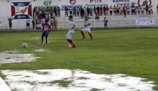 Campo do Juca Fortes fica tomado por várias poças de lama quando chove.(Imagem:Josiel Martins )