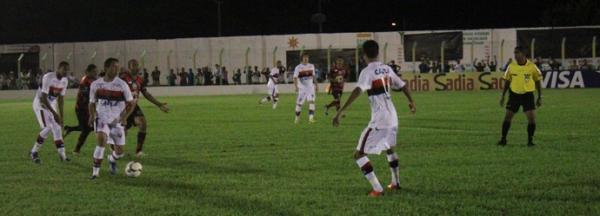 No primeiro tempo, equipes fizeram um duelo equilibrado.(Imagem: Wenner Tito)