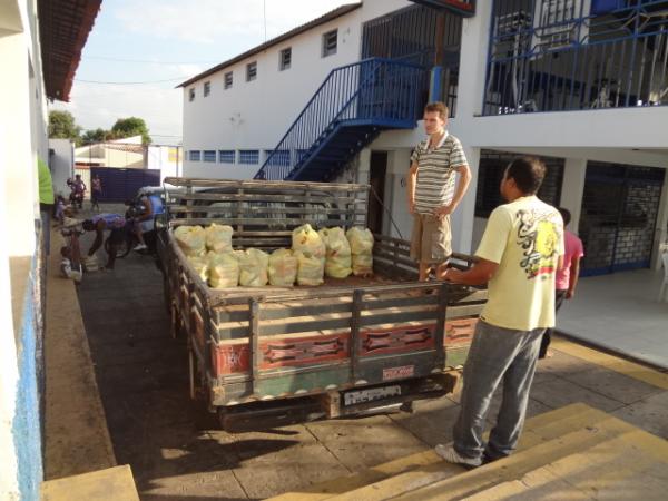 Famílias carentes são beneficiadas com cestas básicas em Floriano.(Imagem:FlorianoNews)