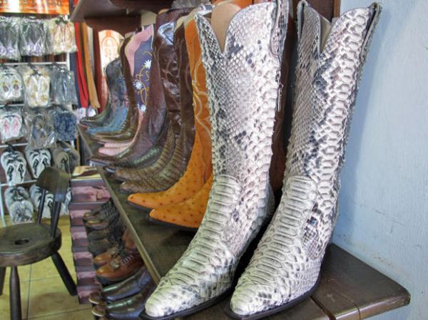 As botas estão entre os itens mais vendidos durante a festa de Barretos(Imagem: Luciana Bonadio/G1)