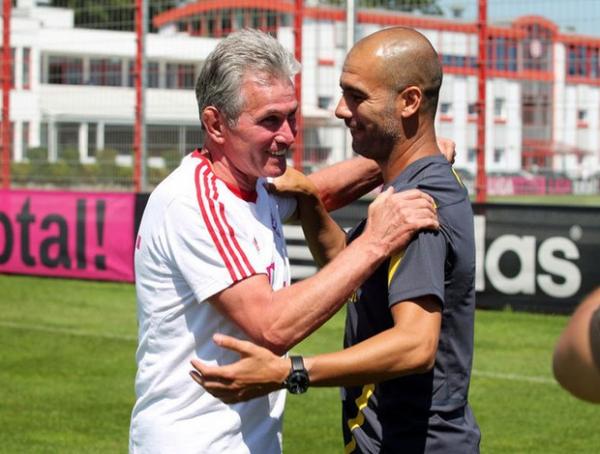 Jupp Heynckes abraça Guardiola quando ainda era treinador do Barcelona.(Imagem:Reprodução)