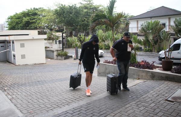 Atacante passa mancando na chegada gremista para o jogo com o Flamengo, na quarta-feira(Imagem:Eduardo Moura)