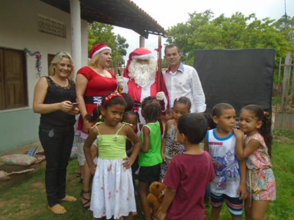 Crianças da creche recebem sopão solidário. (Imagem:FlorianoNews)