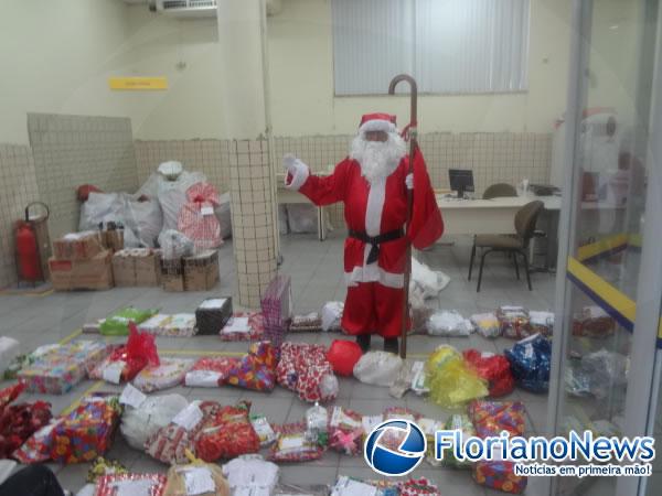Papai Noel dos Correios realiza entrega de presentes em Floriano.(Imagem:FlorianoNews)