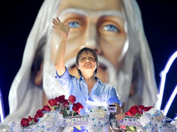 Rei foi homenageado por seus 50 anos de carreira em desfile da Beija-Flor, no Rio.(Imagem:Futura Press)