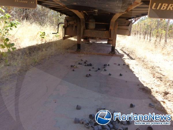 Carreta foi tomada de assalto e teve 36 pneus roubados na localidade Salobro.(Imagem:FlorianoNews)