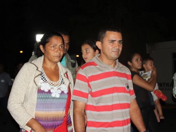 Pais de Eduardo de Jesus visivelmente abatidos após desembarque em Teresina.(Imagem:Fernando Brito/G1)
