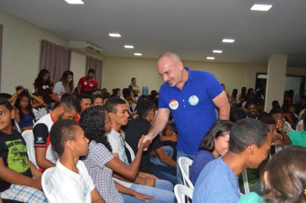 Em Floriano, Henrique Rebelo recebe apoio político e apresenta propostas a eleitores.(Imagem:FlorianoNews)