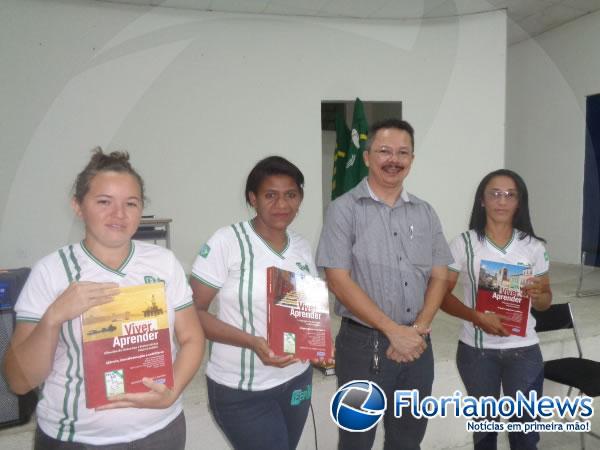 CEEP de Floriano distribui livros didáticos aos alunos do Proeja.(Imagem:FlorianoNews)