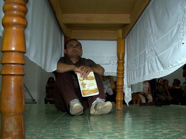 Professor assiste à missa embaixo da mesa do altar para pagar promessa(Imagem:G1 PI)