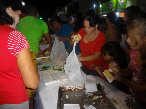 Com bolo de 116 metros, população comemorou aniversário de Floriano.(Imagem:FlorianoNews)