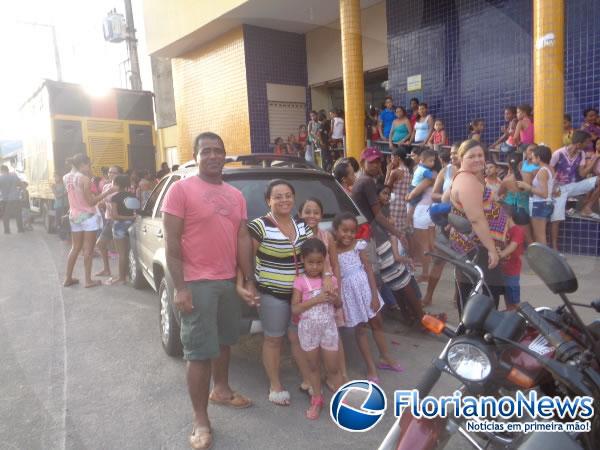 Crianças ganham presentes do Papai Noel dos Correios em Floriano.(Imagem:FlorianoNews)