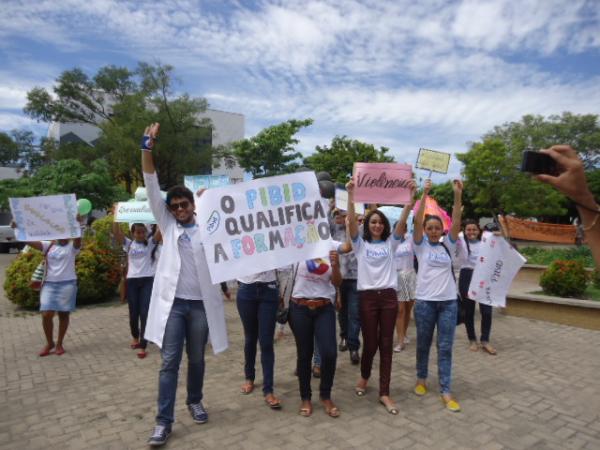 Estudantes de Floriano protestam contra corte de bolsas do Pibid.(Imagem:FlorianoNews)