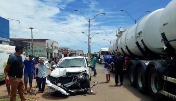 Carreta colide com carro de passeio na BR-316 em Picos.(Imagem:Grande Picos)