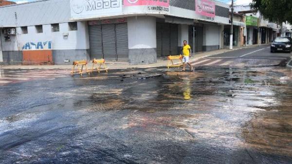 Cano estoura e causa grande vazamento de água em avenida de Floriano.(Imagem:FlorianoNews)