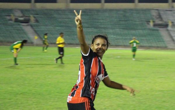 Valéria comemora após lindo gol.(Imagem: Emanuele Madeira/Globoesporte.com)