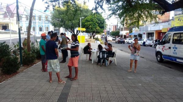 Equipe da Unidade Móvel de Saúde oferecendo atendimento a moradores de rua(Imagem:Equipe da Unidade Móvel de Saúde)