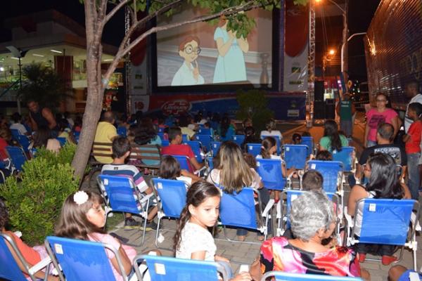 Projeto leva sessões gratuitas de cinema para florianense na praça pública.(Imagem:Waldemir Miranda)