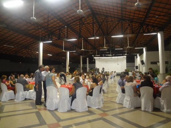 Jantar e lançamento de livro celebraram 80 anos de D. Augusto Rocha em Floriano.(Imagem:FlorianoNews)