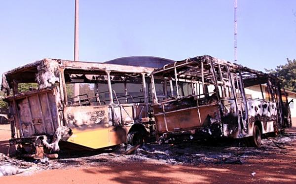 Polícia aguarda laudos e câmeras devem ajudar a identificar suspeito de queimar 5 ônibus.(Imagem:CidadeVerde.com)