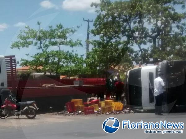 Caminhão transportando bebidas tomba em Floriano.(Imagem:FlorianoNews)