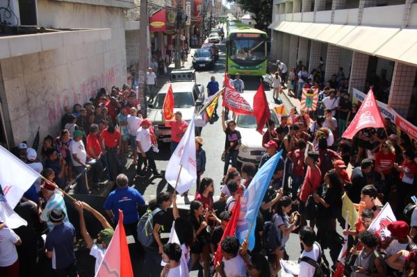 TERESINA, 10h: Manifestantes fecham Rua Areolino de Abreu.(Imagem:Gilcilene Araújo/G1)