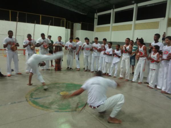 Grupos de capoeira realizaram batizado e troca de cordas.(Imagem:FlorianoNews)