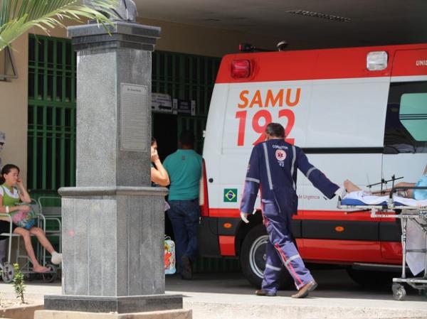 Samu socorreu os dois suspeitos e os levou ao Hospital de Urgência.(Imagem:Fernando Brito/G1)