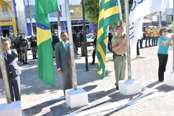 Hasteamento das bandeiras marca a abertura da Semana da Pátria em Floriano.(Imagem:SECOM)