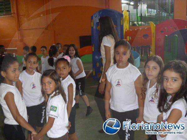Professora Socorro Carvalho recepciona alunos da Escola Pequeno Príncipe na volta às aulas.(Imagem:FlorianoNews)