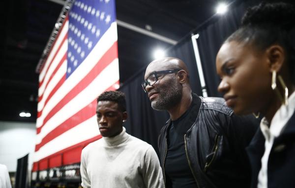 Lutador brasileiro e dois de seus filhos fazem juramento em cerimônia de naturalização em massa em Los Angeles. Ele se junta a nomes como Vitor Belfort e Cris Cyborg.(Imagem:Mario Tama/Getty Images)