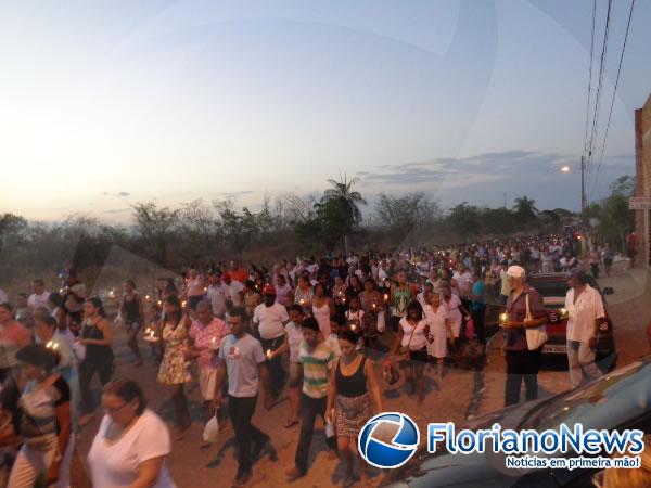 Fieis rumo a Igreja.(Imagem:FlorianoNews)