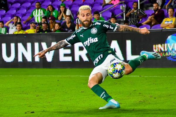 Lucas Lima tenta o chute pelo Palmeiras contra o Atlético Nacional (Imagem:GLEDSTON TAVARES/FRAMEPHOTO/ESTADÃO CONTEÚDO)