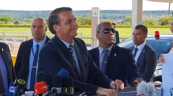 O presidente Jair Bolsonaro, no Alvorada, conversa com grupo de apoiadores.(Imagem:Reprodução)