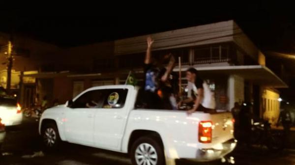 Apoiadores de Bolsonaro celebram resultado das eleições na Praça Dr. Sebastião Martins.(Imagem:FlorianoNews)